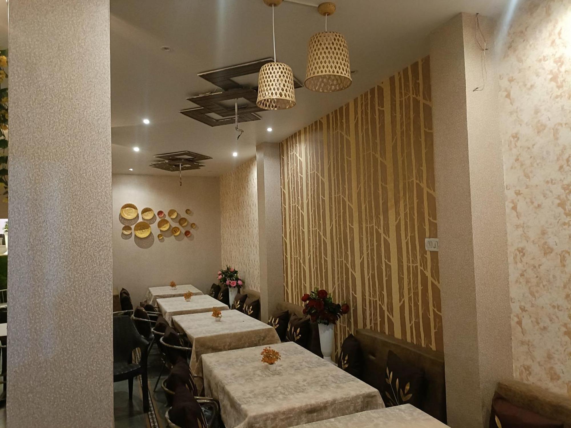 Rk Hotel & Restaurant Dewas Exterior foto